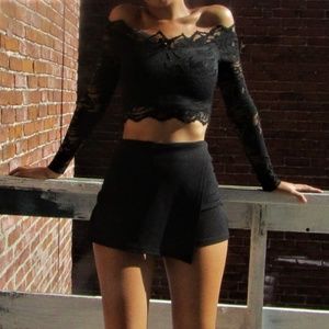 Black dentel crop top